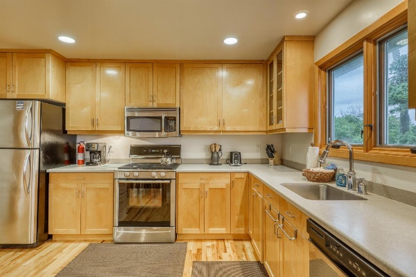 Manila Cove Majesty image 6